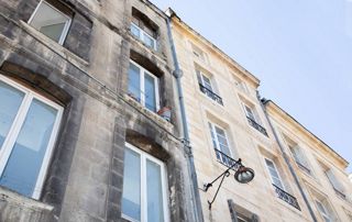 façade rénovée à côté d'une autre plus sale
