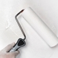 rouleau de peinture sur un mur